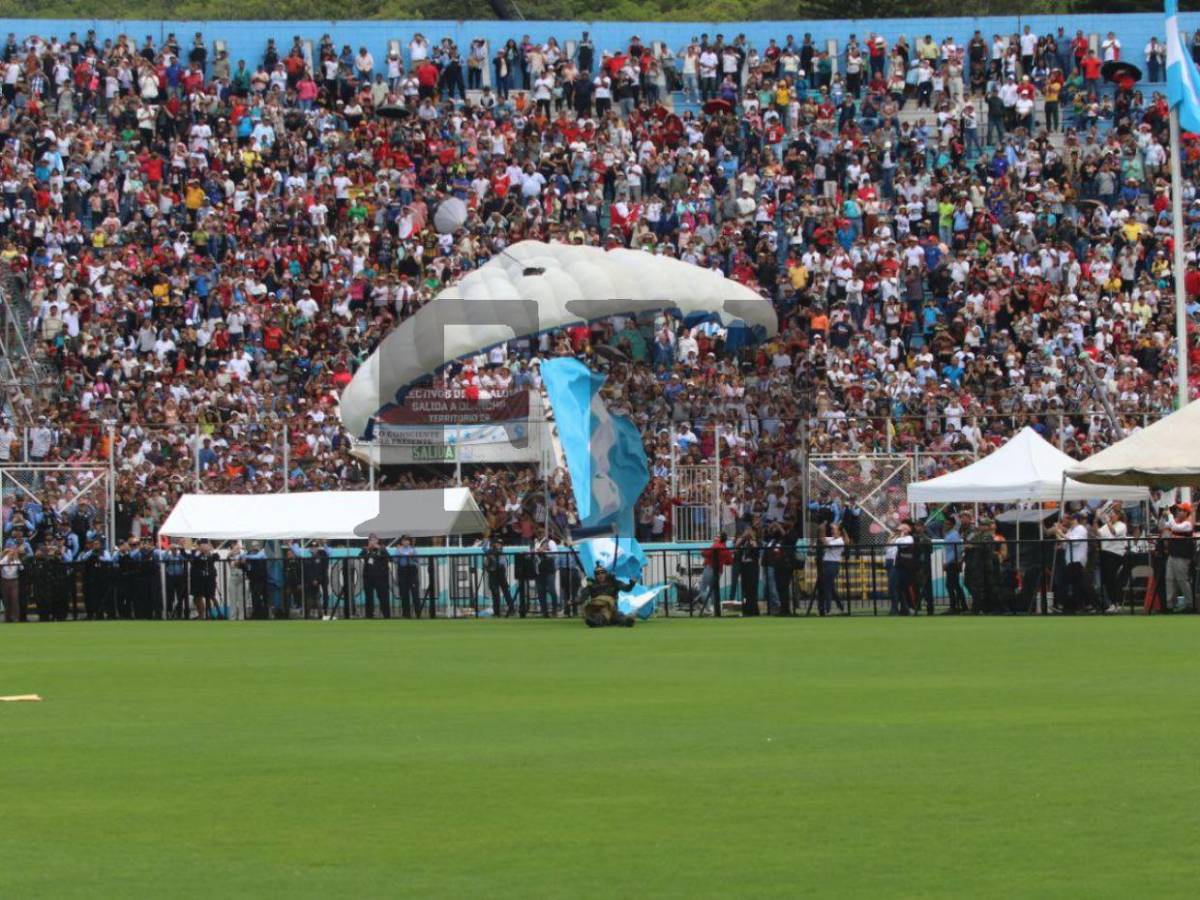 Cuadro a cuadro, así fue la brutal caída de un paracaidista en el Estadio Nacional