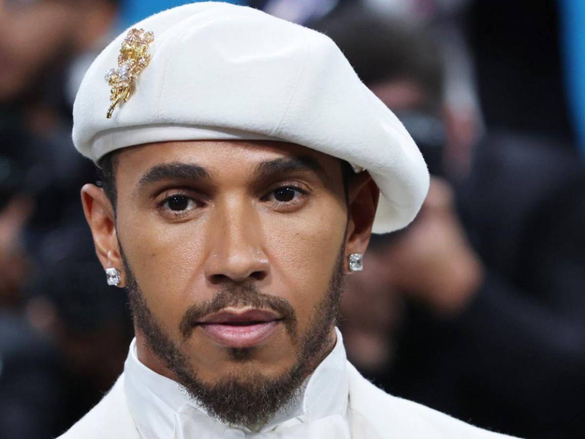Así fue el elegante atuendo de Lewis Hamilton en la Met Gala 2025