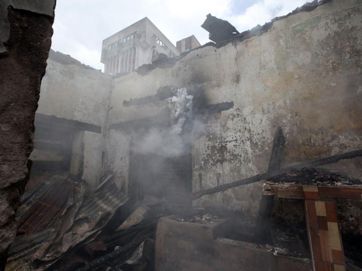 Solo cenizas y escombros: Así quedaron locales tras incendio en el centro de Tegucigalpa