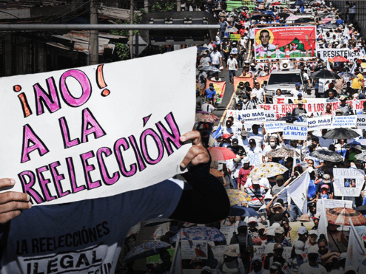 Salvadoreños marchan contra detención de inocentes y reelección de Bukele