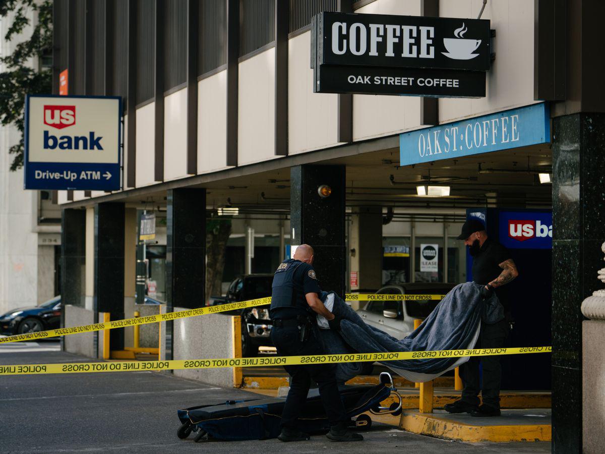 $!La Policía retira el cuerpo de un hombre que murió por una presunta sobredosis en Portland.