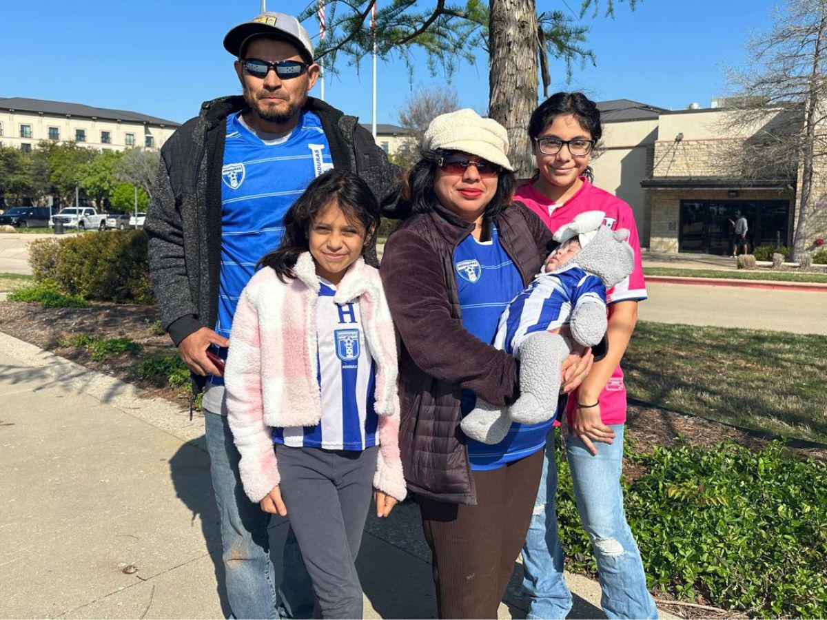 La familia Zelaya, que es originaria de Pueblo Nuevo, Puerto Cortés, viajó desde Arkansas hasta Dallas para apoyar a la Selección de Honduras.