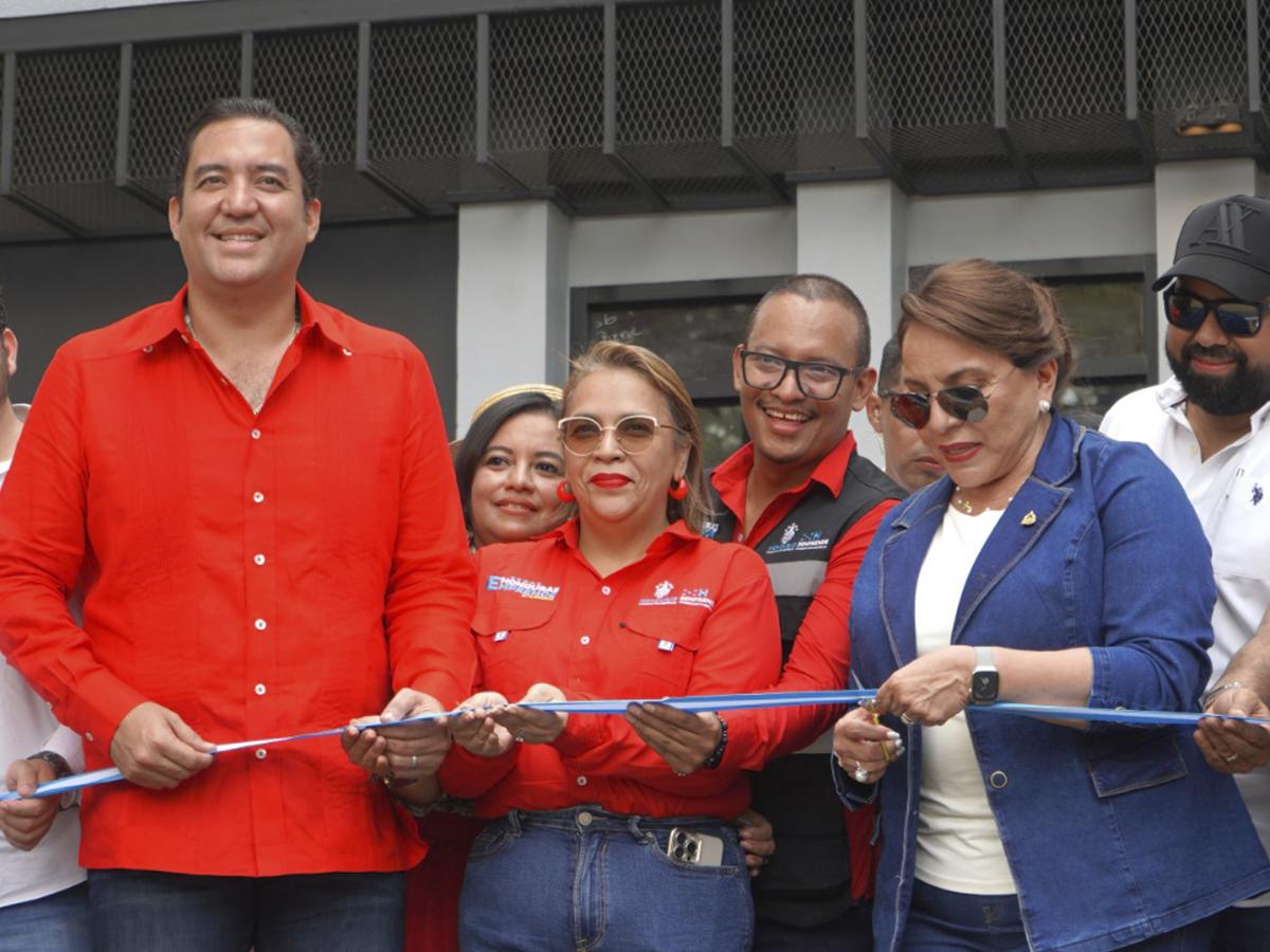 <i>La Presidenta Xiomara Castro corta la cinta en la inauguración del Centro Comunitario de Innovación.</i>