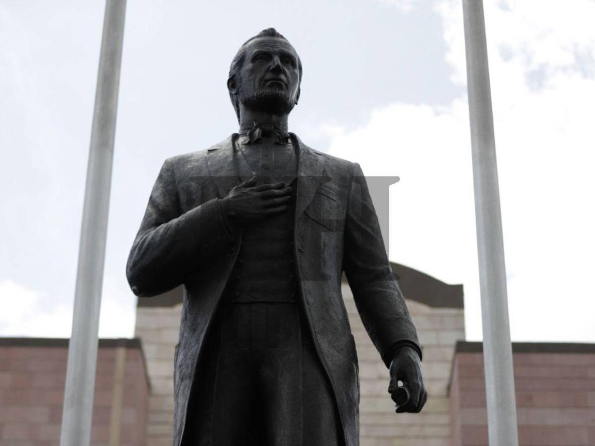 Con guardia de honor y ofrendas florales, conmemoran el Día del Soldado Hondureño
