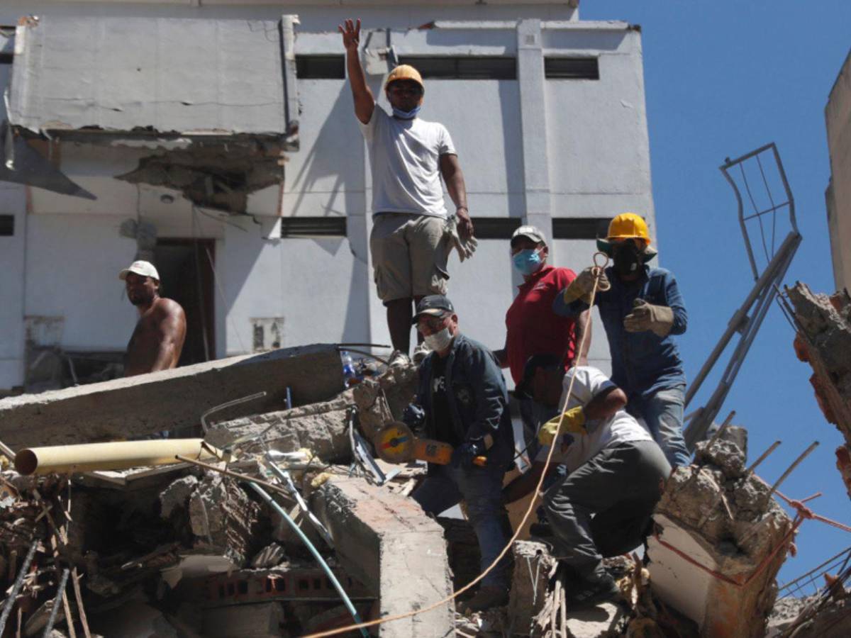 Halló la casa deshecha: Madre busca a su hijo entre escombros tras terremoto que sacudió a Colombia
