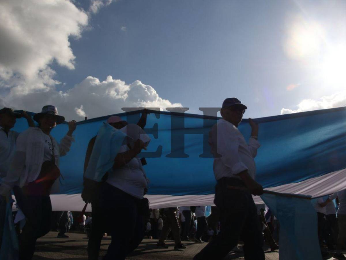 Multitud llena de fe: Las mejores imágenes de la caminata de las iglesias