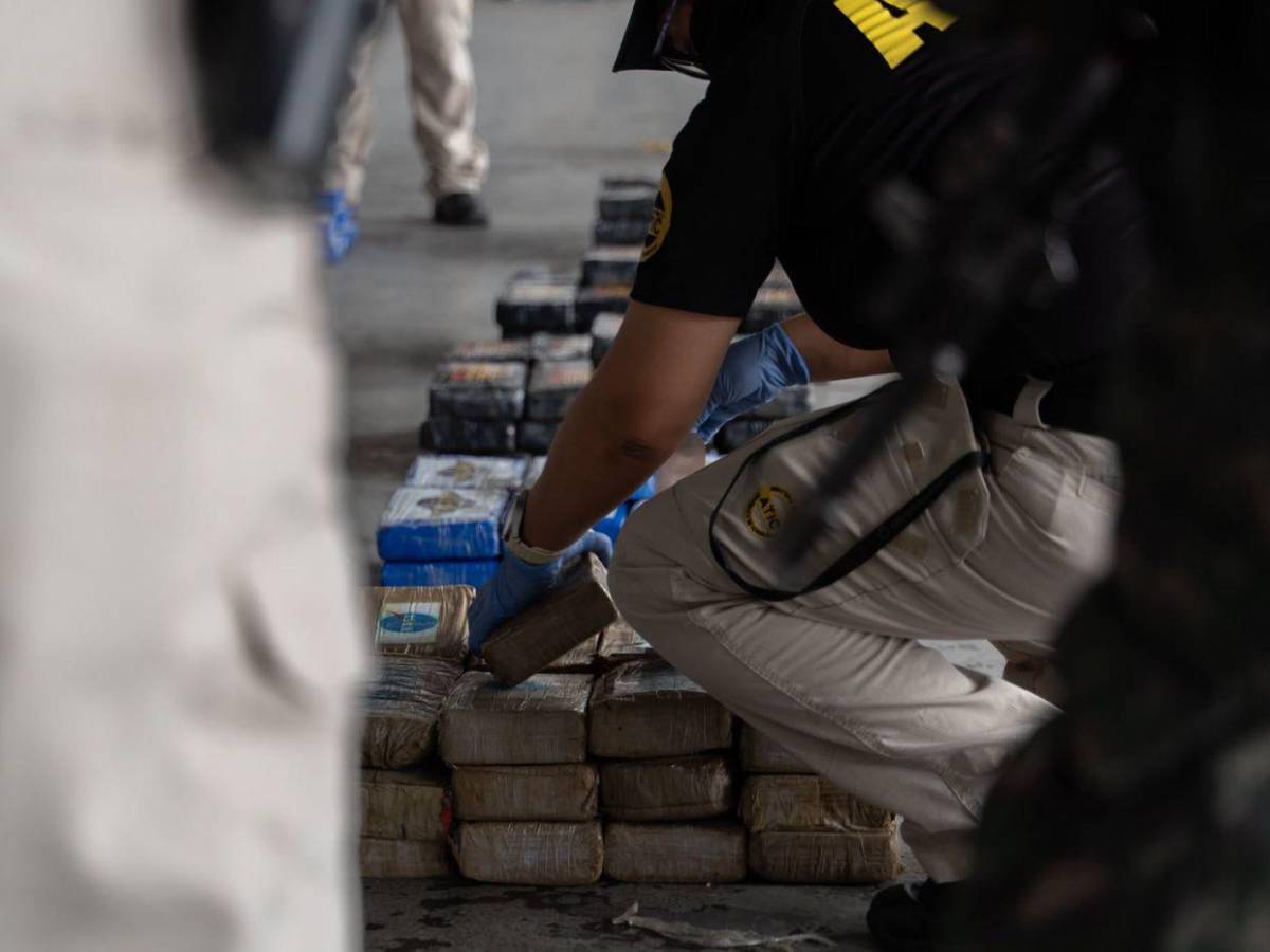 Rotulados con “NASA”, “CASINO” y “R”: así identificaron 899 kilos de droga en una embarcación pesquera
