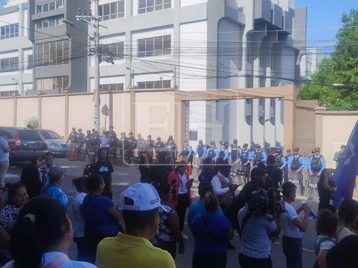 Militantes del Partido Nacional llegan a la CSJ a respaldar a Juan Orlando Hernández