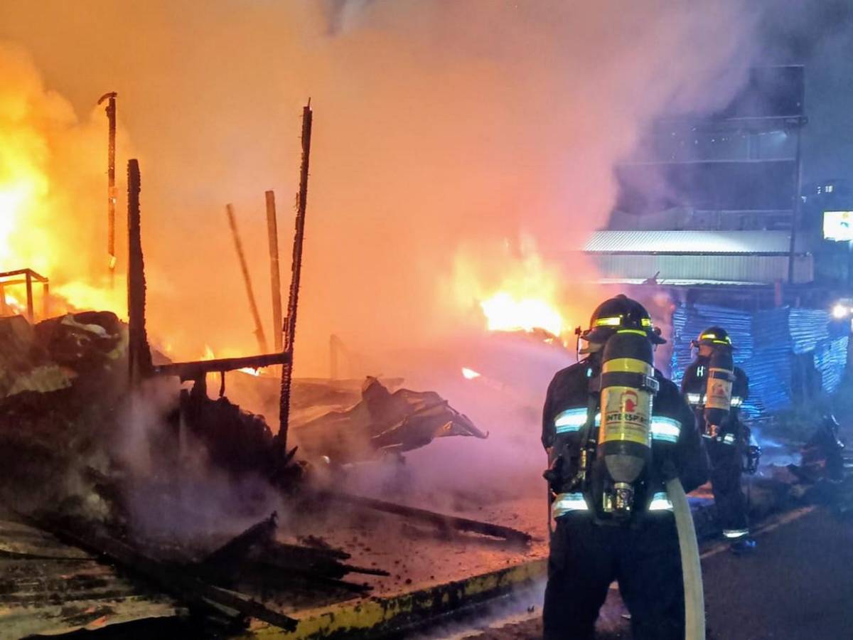 Solo escombros quedaron: dos incendios en puestos de la Nueva Suyapa en apenas 10 días