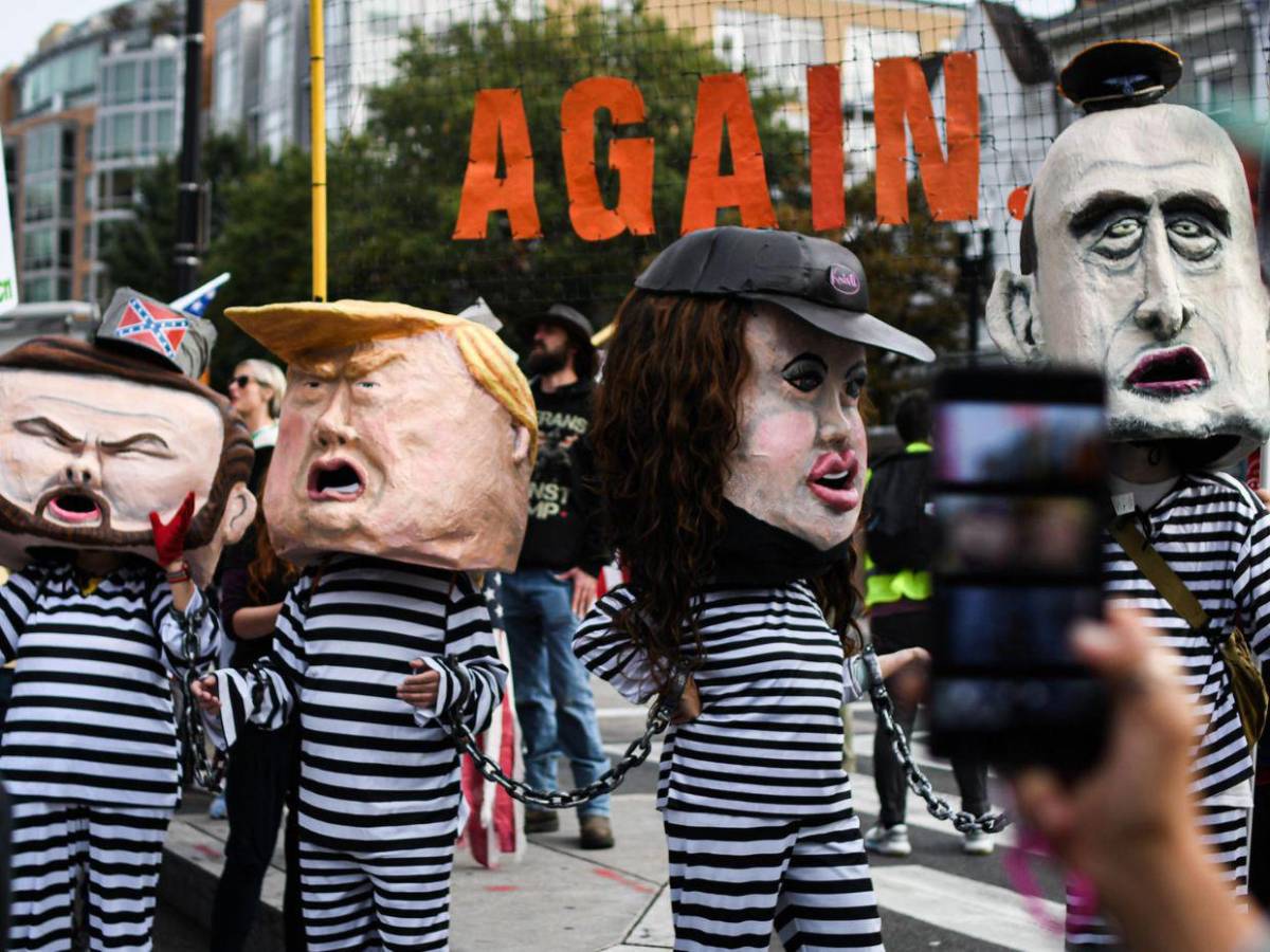 Miles de personas en todo EE.UU. protestan contra Trump: No queremos Reyes