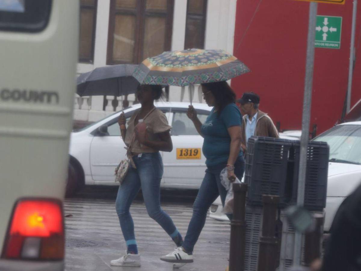 Con lluvias, así amaneció la capital este martes por frente frío