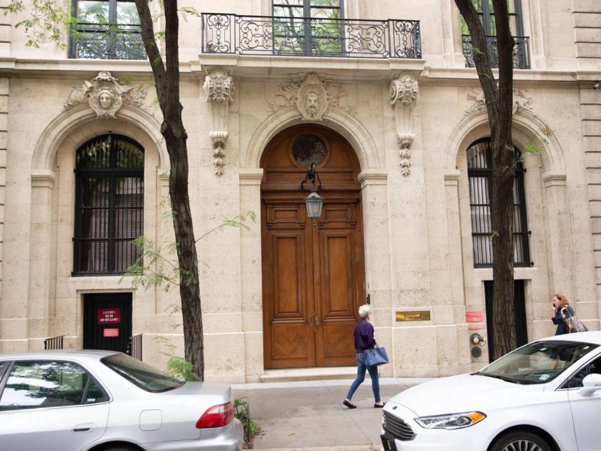 Vandalizan mansión de Jeffrey Epstein con mensajes de apoyo a Luigi Mangione Vandalizan mansión de Jeffrey Epstein con mensajes de apoyo a Luigi Mangione