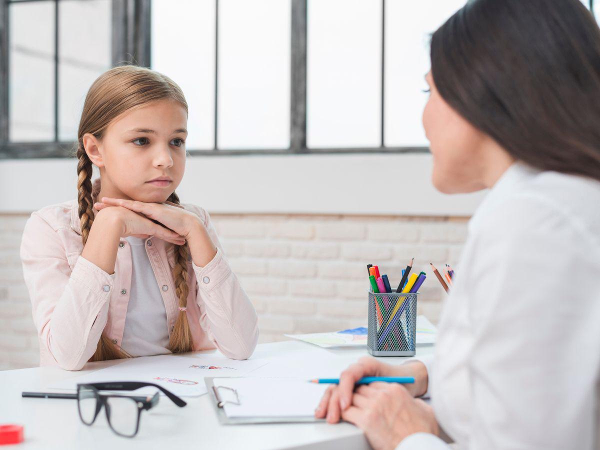 La guía de un consejero o terapeuta familiar ayuda a trabajar las dificultades emocionales o de comportamiento en los niños.