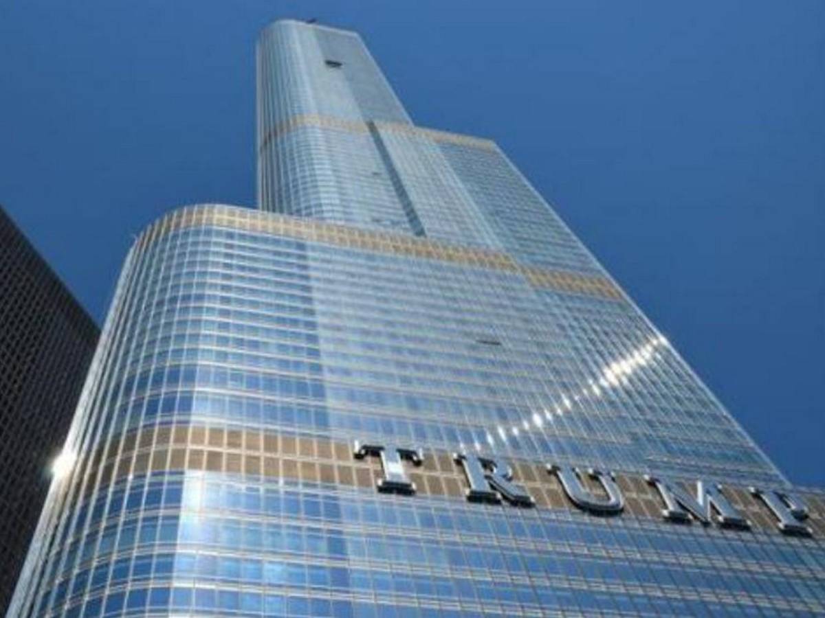 De monedas hasta pasaportes: la obsesión de Trump por plasmar su imagen