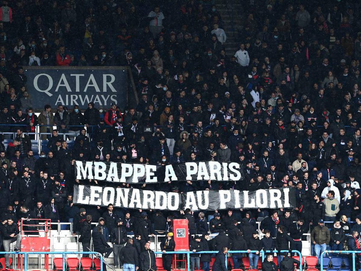 La afición del PSG se pronunció fuertemente con la directiva del club este domingo.
