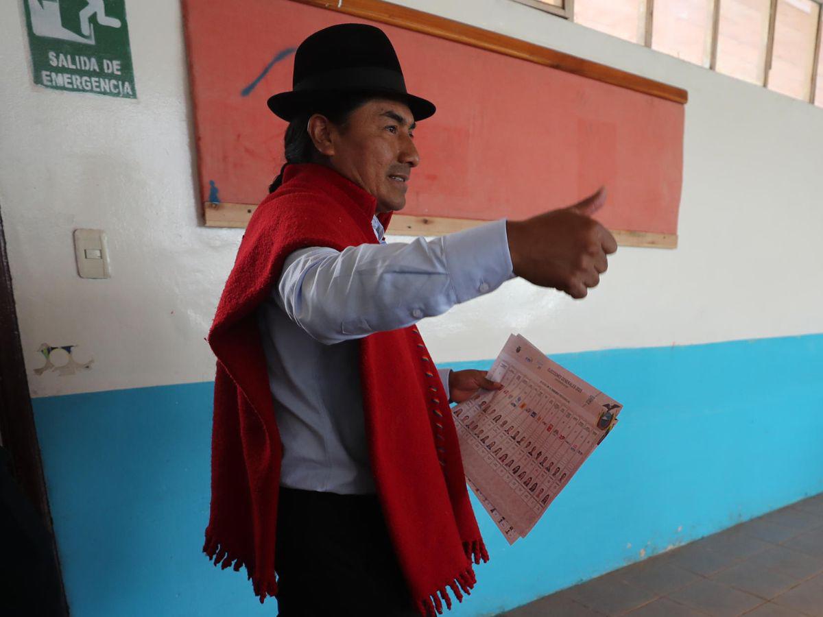 Elecciones en Ecuador: Noboa vota sin dar declaraciones y González denuncia “irregularidades”
