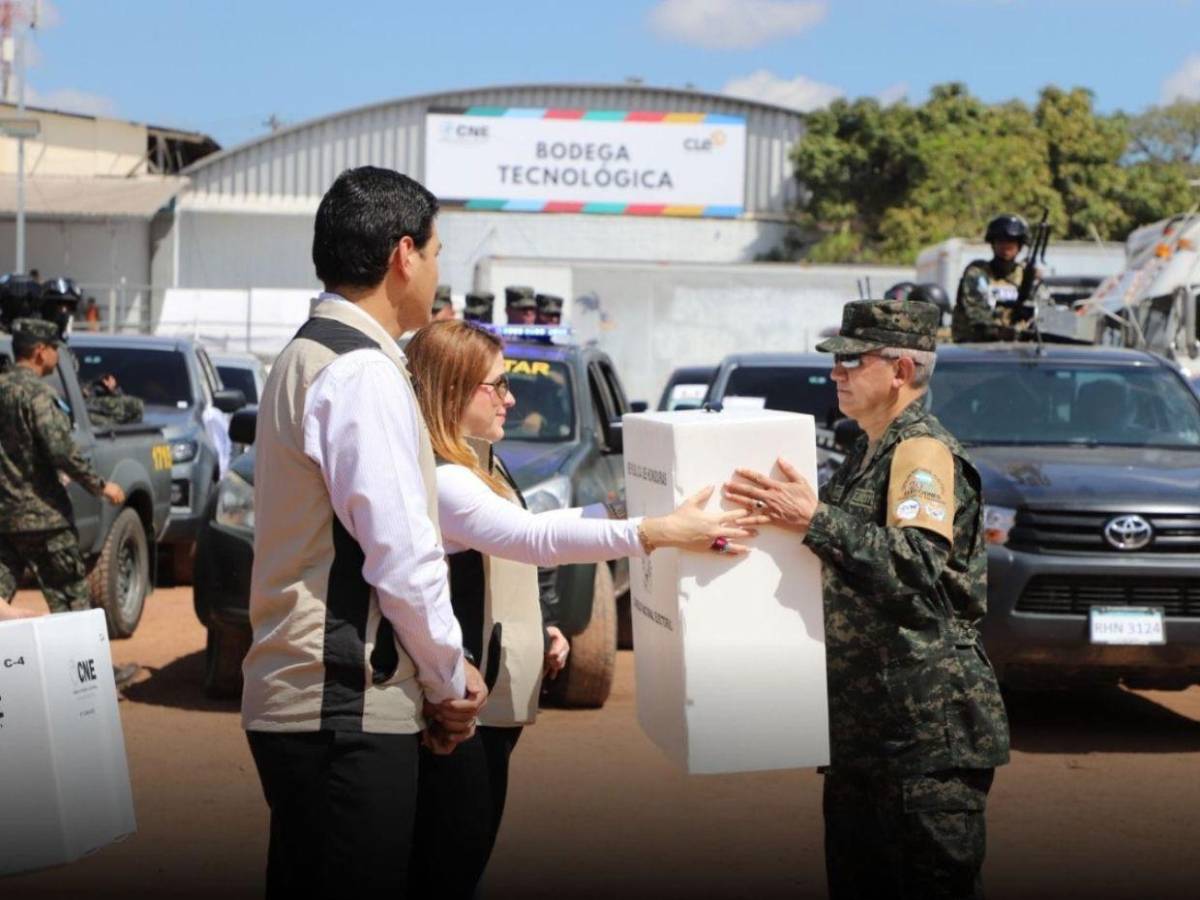 Por aire y por tierra: así comenzó el traslado del material electoral para las primarias 2025