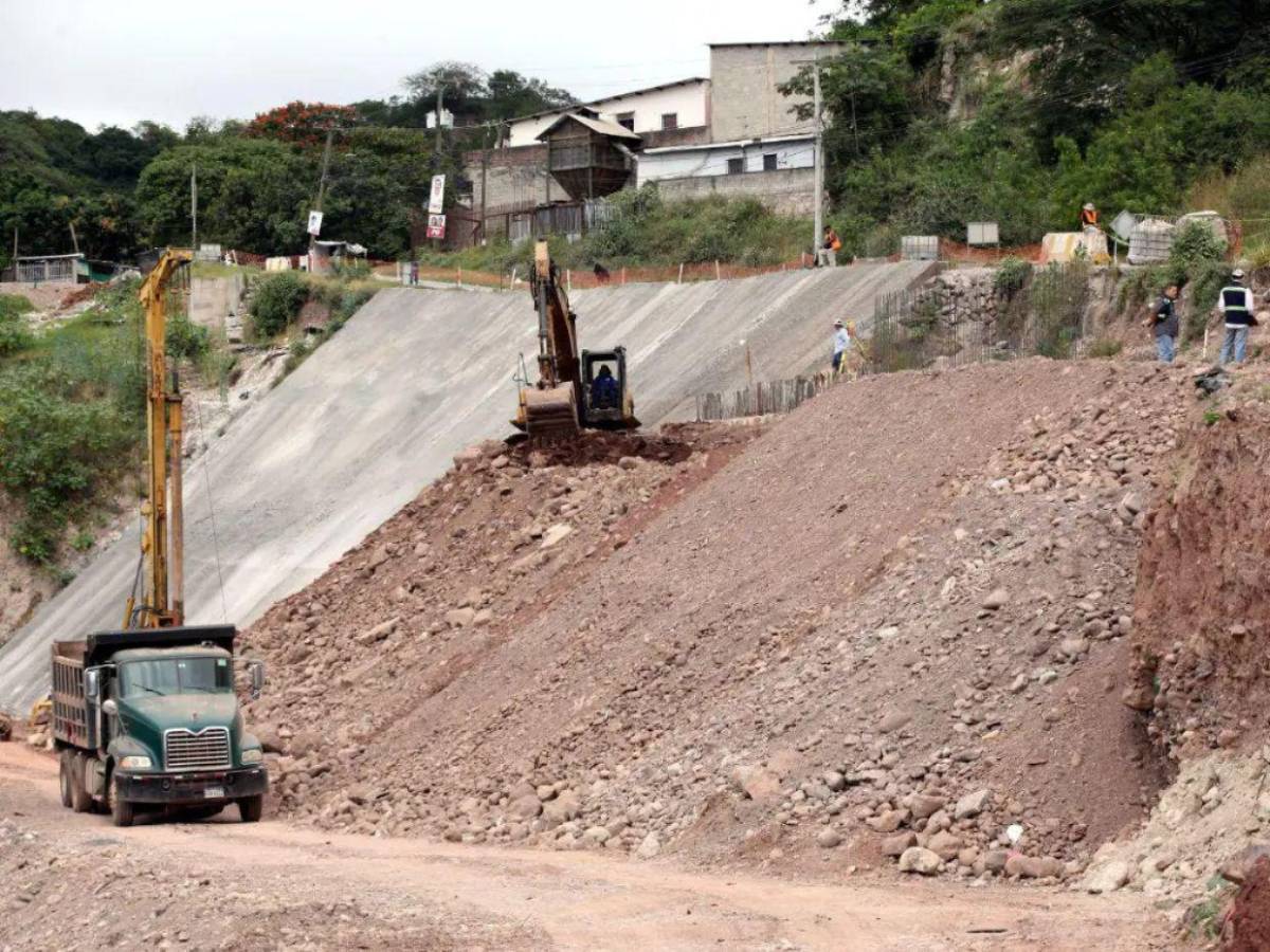 En fotos: obras que debieron inaugurarse en 2025 en la capital siguen paralizadas