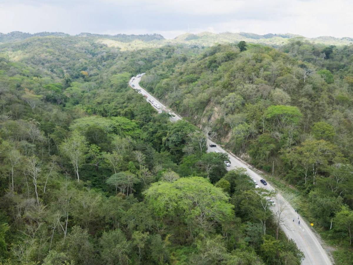 Cianuro esparcido, labores de limpieza y sin paso: fotos aéreas del accidente en Quimistán