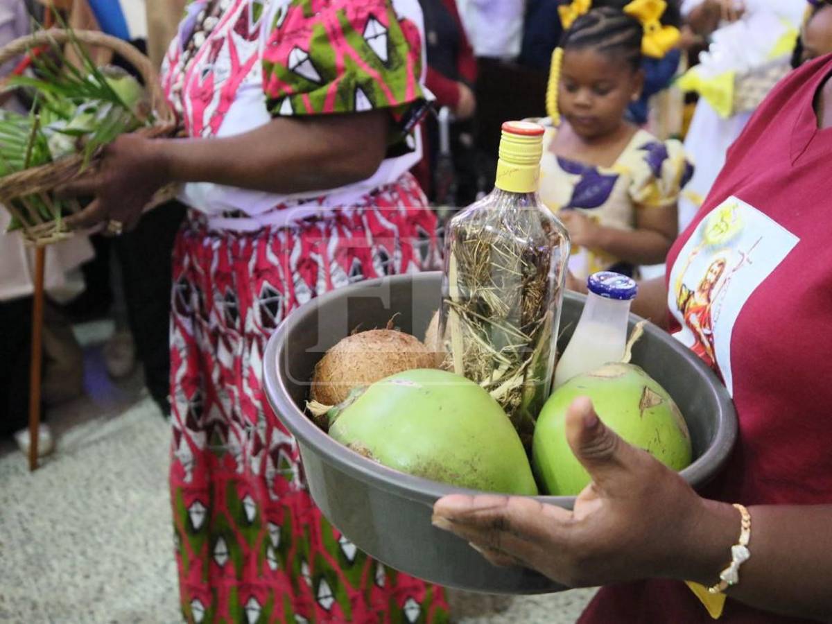 Con kazzabe y música ancestral, garífunas rinden devoción a la Morenita
