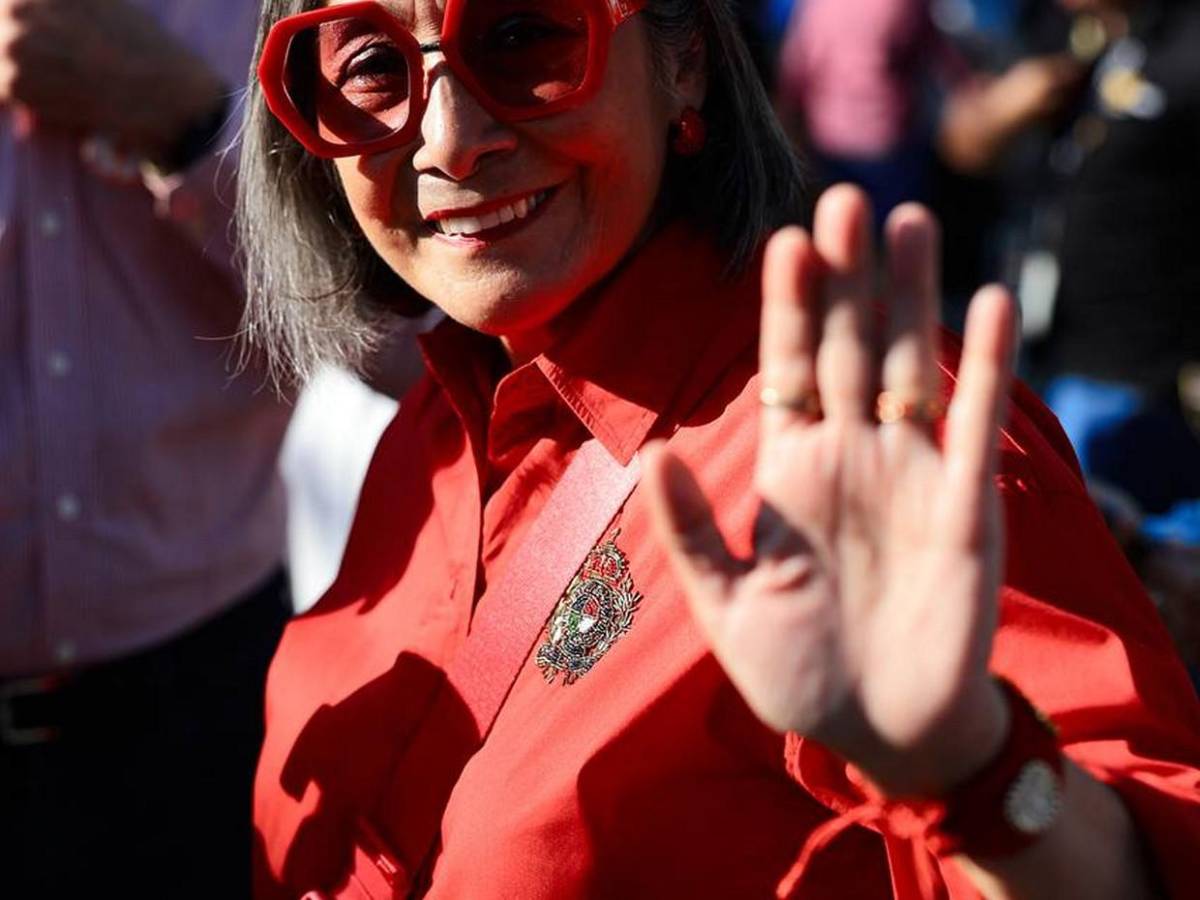 Precandidata liberal Maribel Espinoza vota y culpa a FF AA por retraso en urnas