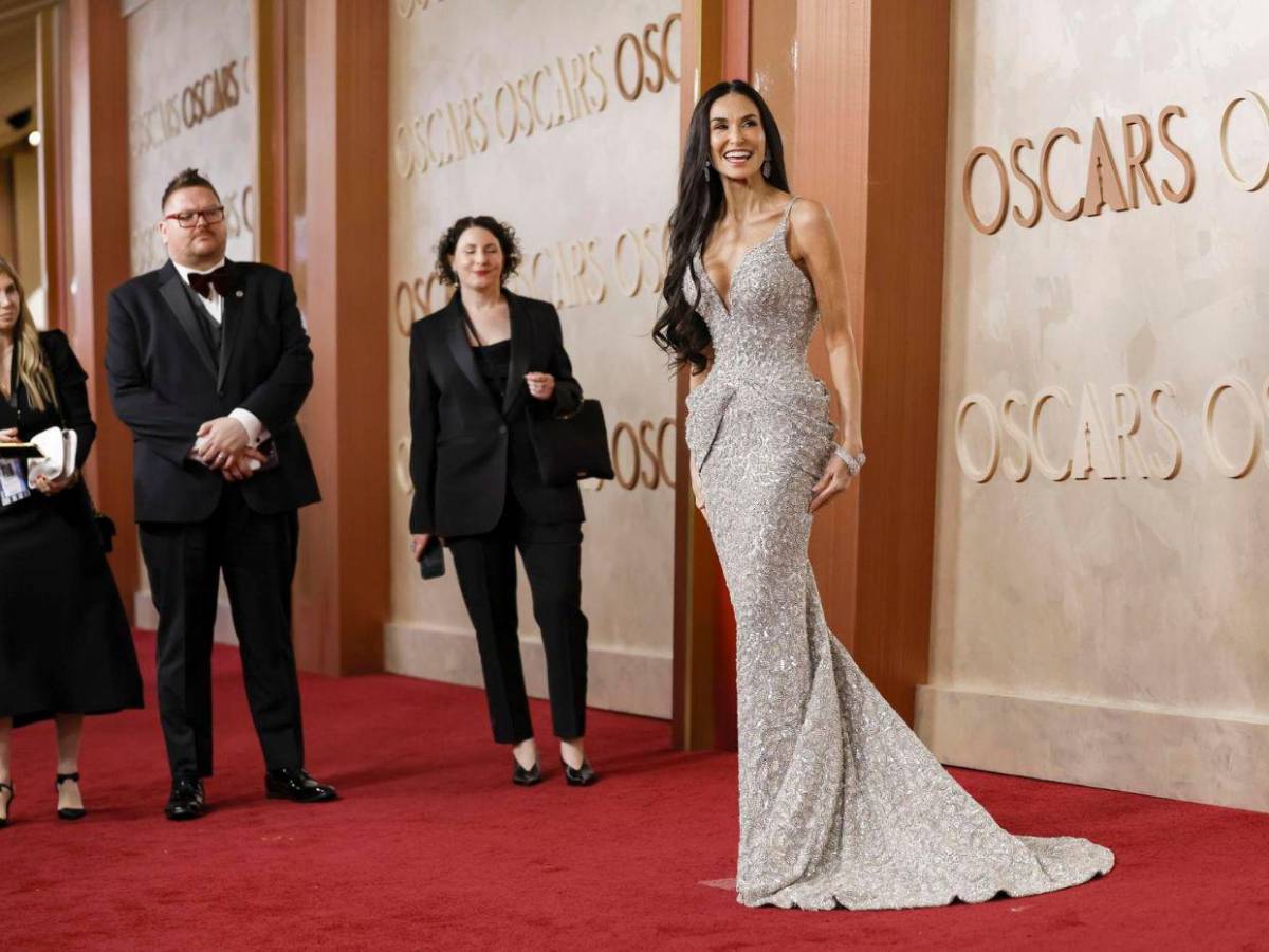 Demi Moore brilla en la alfombra roja de los Premios Oscar 2025