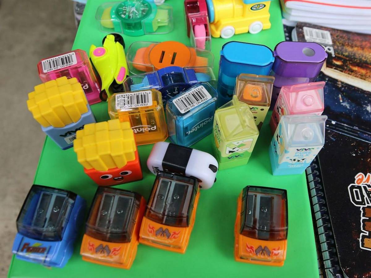 Uniformes y útiles escolares inundan mercados de Comayagüela a días del retorno a clases