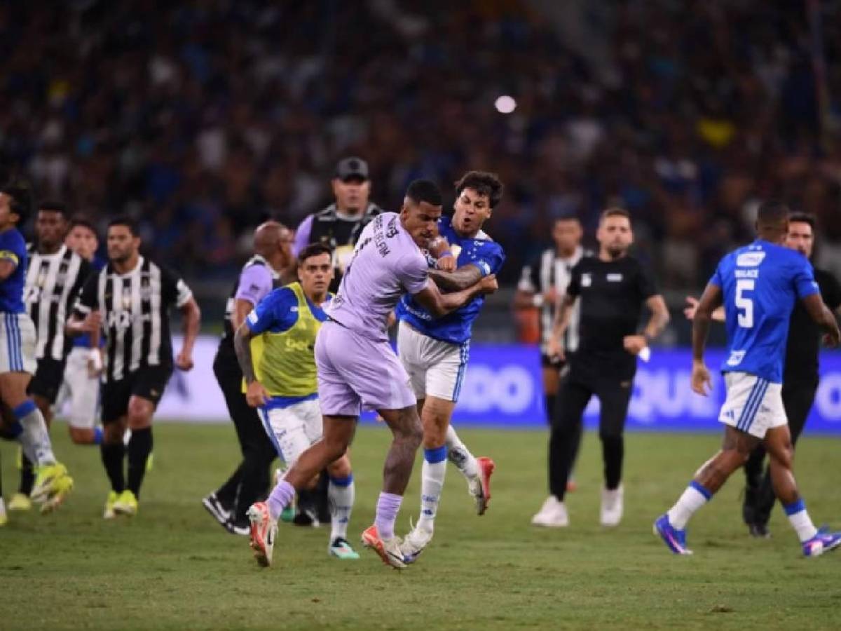 Batalla campal en partido de fútbol deja 23 expulsados: las impactantes imágenes de la pelea
