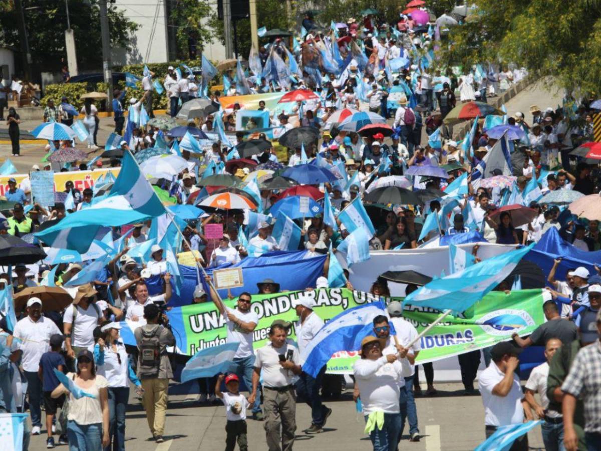 Miles participan en caminata religiosa por la unidad y la democracia en Tegucigalpa