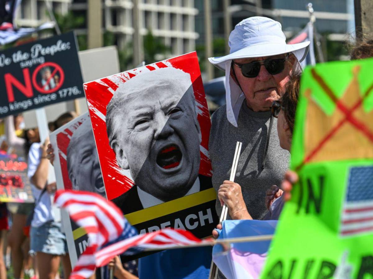 Miles de personas en todo EE.UU. protestan contra Trump: No queremos Reyes
