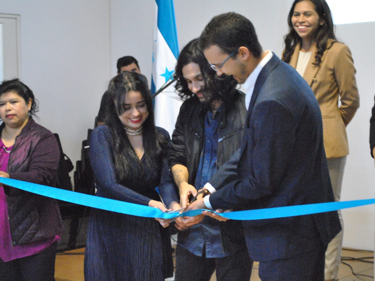 Corte de cinta por los artistas Ingrid García, Erwin Armijo López y Alberto E. Handal