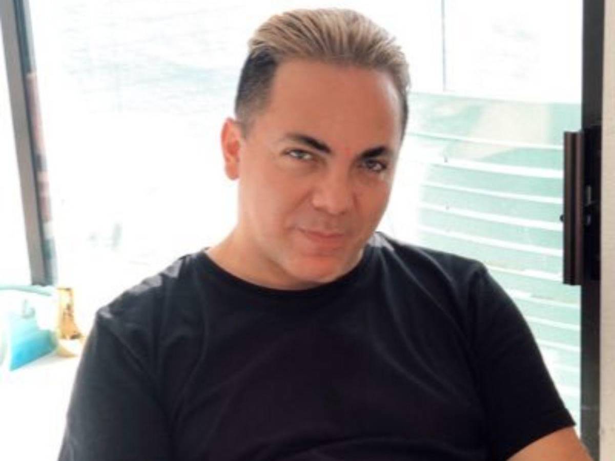 Confirman que Cristian Castro toma leche en biberón a sus 50 años