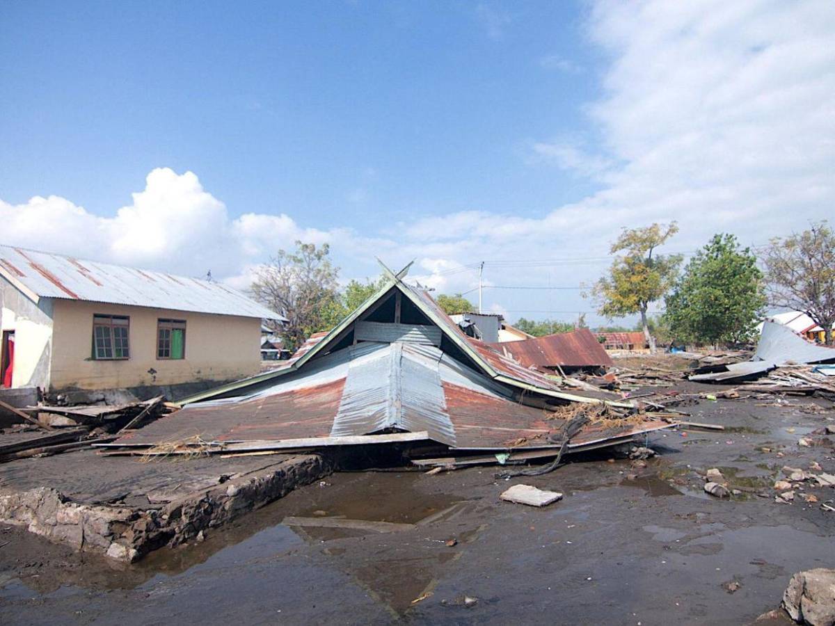 Las impactantes imágenes del terremoto de 7.7 grados que azotó Indonesia
