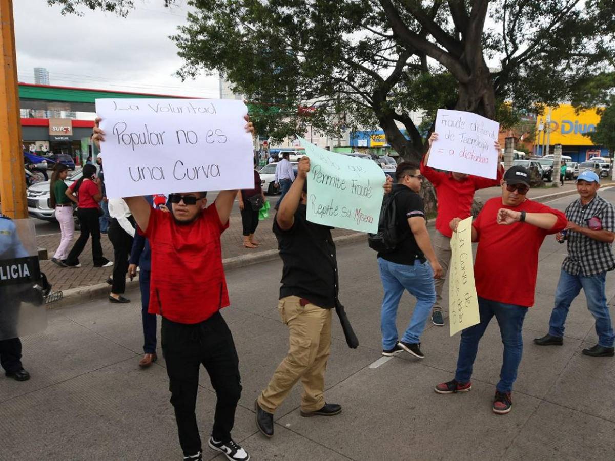 Apoderándose de los portones, colectivos de Libre impiden entrega de ofertas para TREP