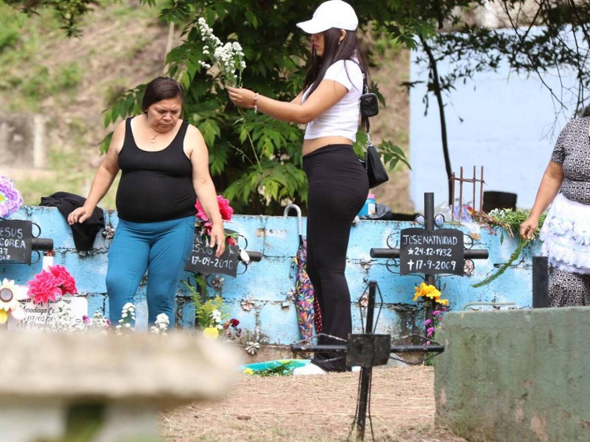 Flores y recuerdos: capitalinos coronan a sus difuntos en el Cementerio General