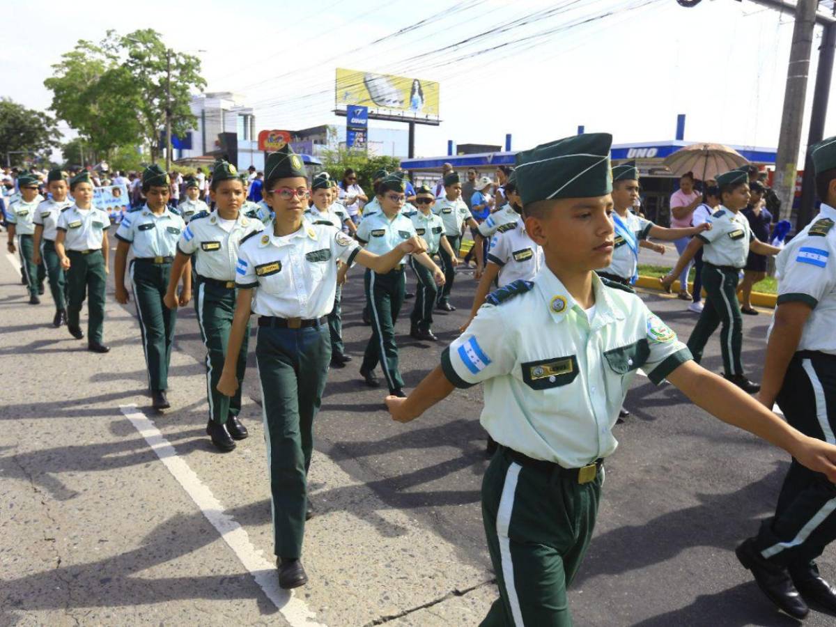 Cuadros de cadetes honran a la patria en los desfiles de independencia