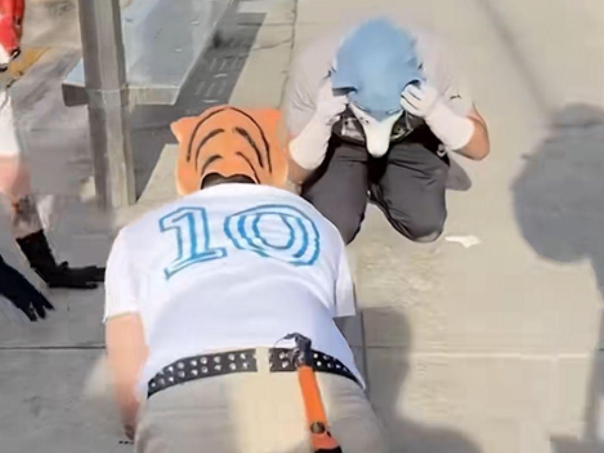 Por eso los atropellan: conductor de un autobús le cerró la puerta a un joven 'therian'