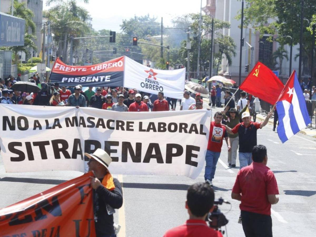 Con pancartas y exigencia de sus derechos, cientos marchan el Día del Trabajador en SPS