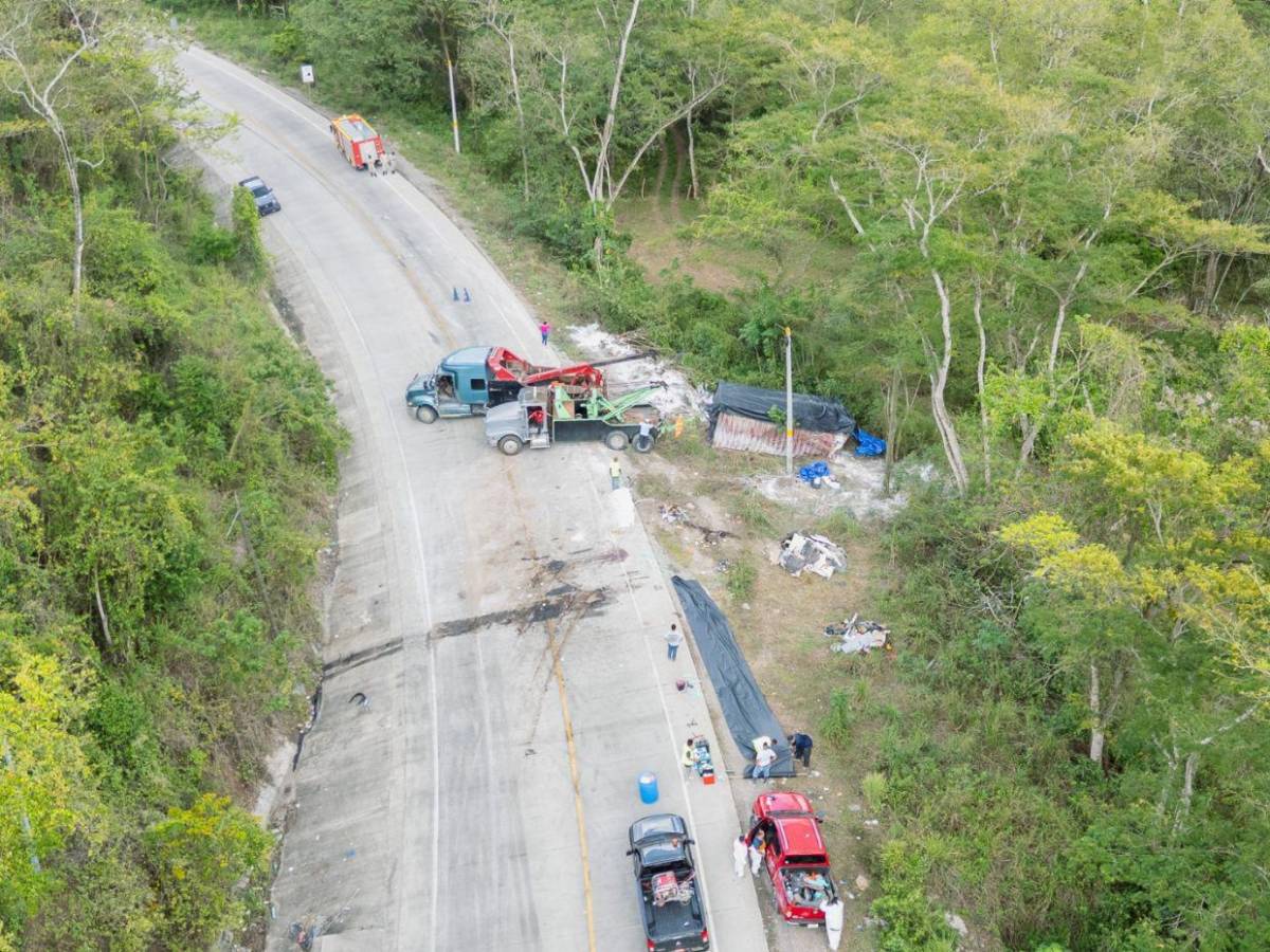 Cianuro esparcido, labores de limpieza y sin paso: fotos aéreas del accidente en Quimistán
