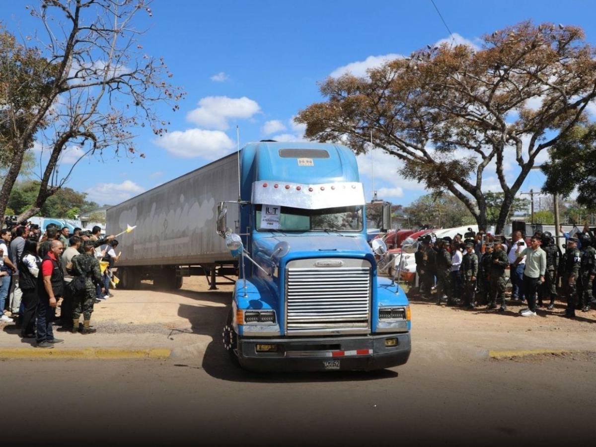 Por aire y por tierra: así comenzó el traslado del material electoral para las primarias 2025