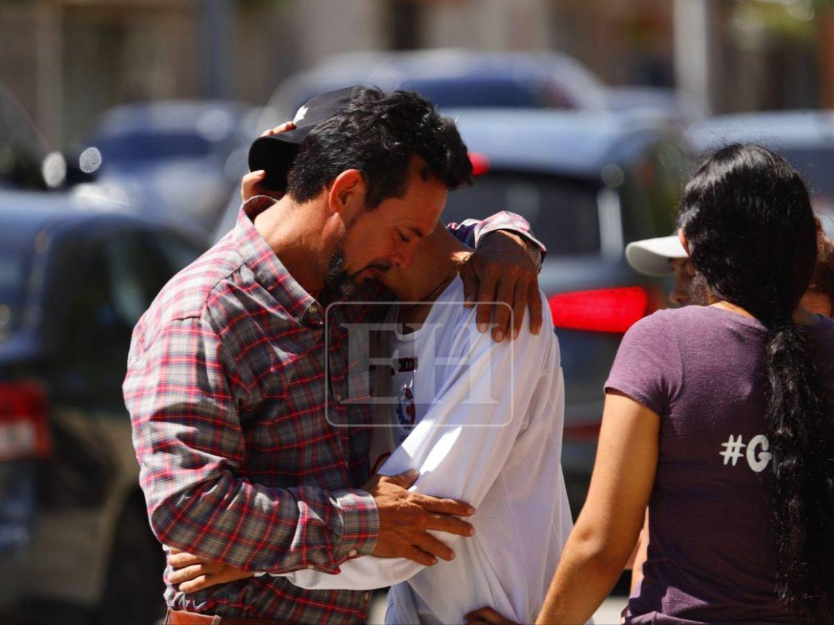 Entre lágrimas y abrazos, esperan restos de los seis fallecidos en incendio en SPS