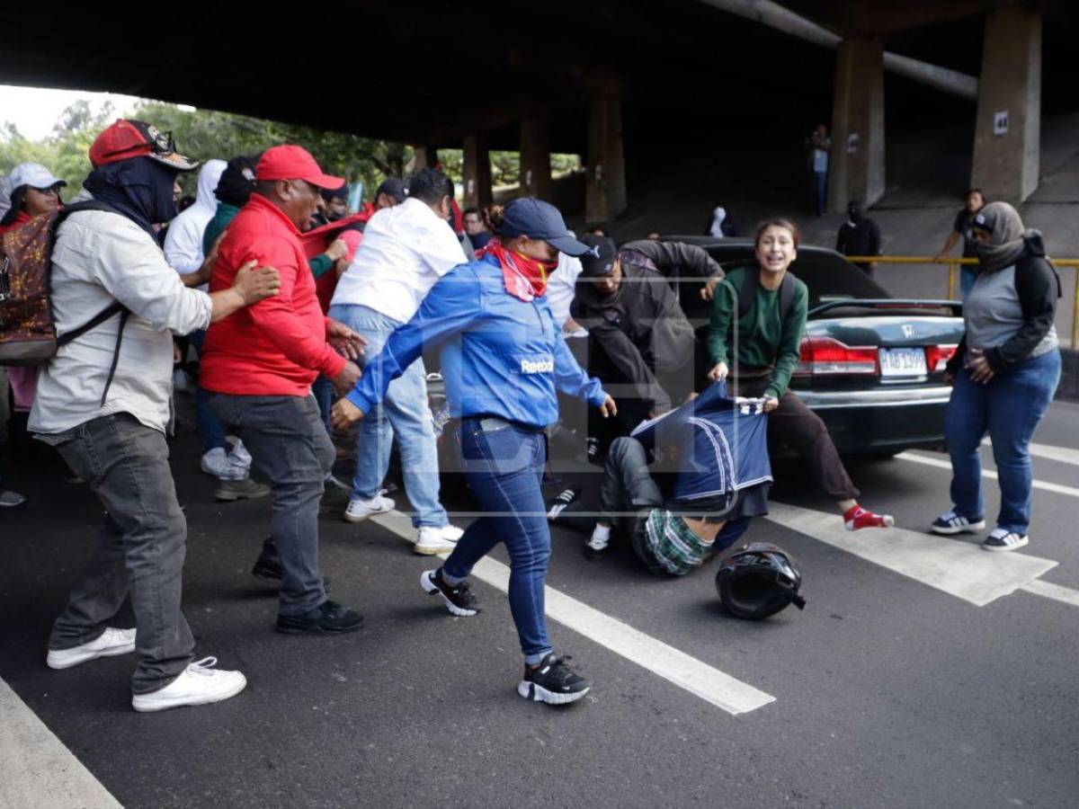 En fotos: con puñetazos y patadas, militantes de Libre atacan a motociclista cerca del CLE