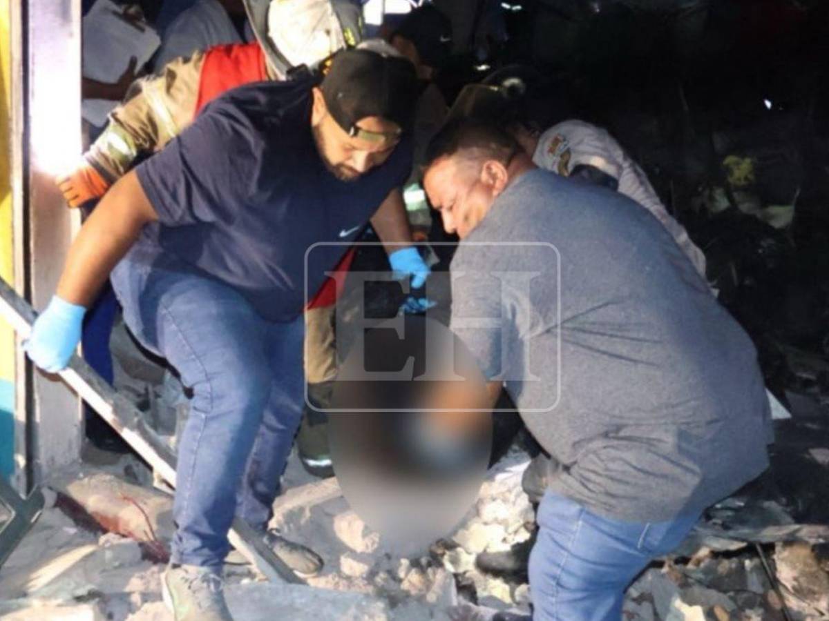Totalmente carbonizado: Momento en que remueven el cuerpo del conductor de volqueta en Villa Nueva