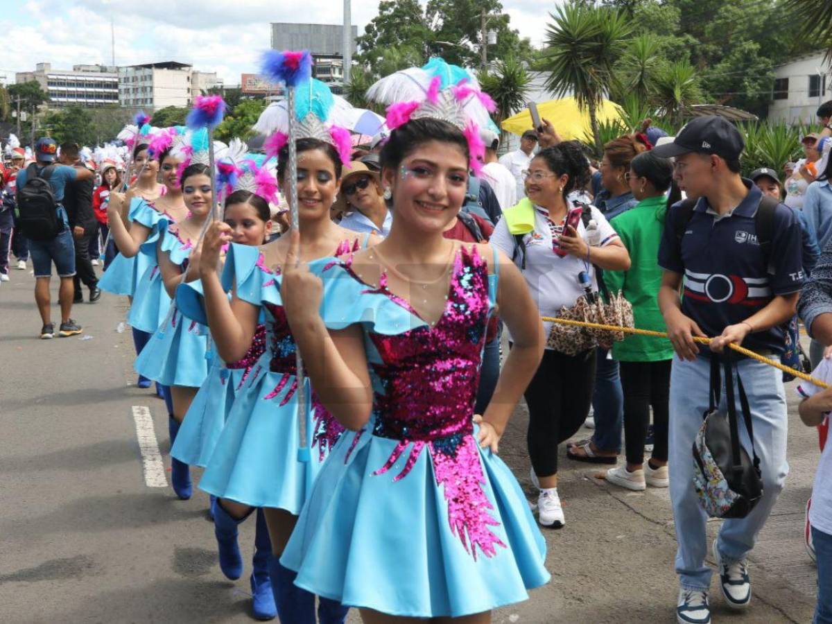 Extravagantes e inusuales: los curiosos vestuarios en los desfiles patrios 2025