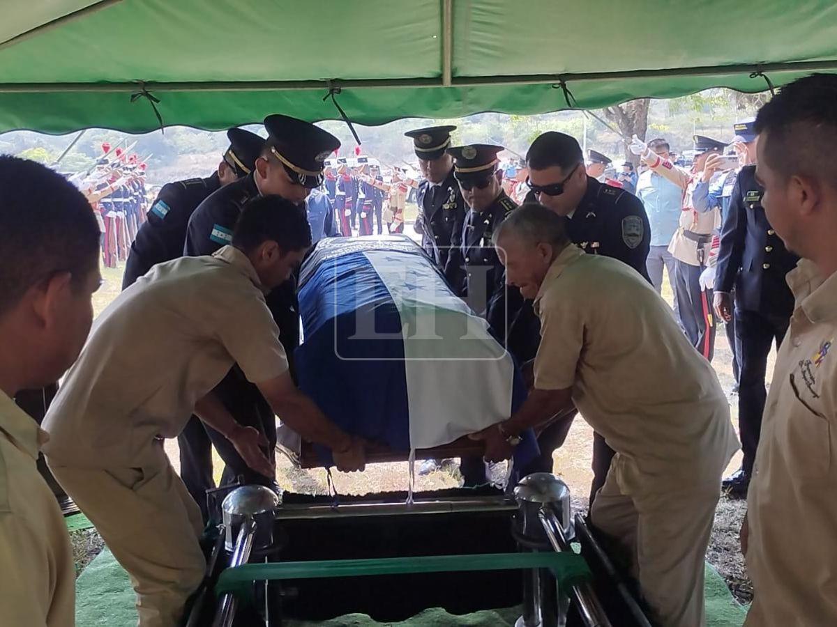 Despiden al comisario Lester Amador, uno de los cinco agentes asesinados en Corinto