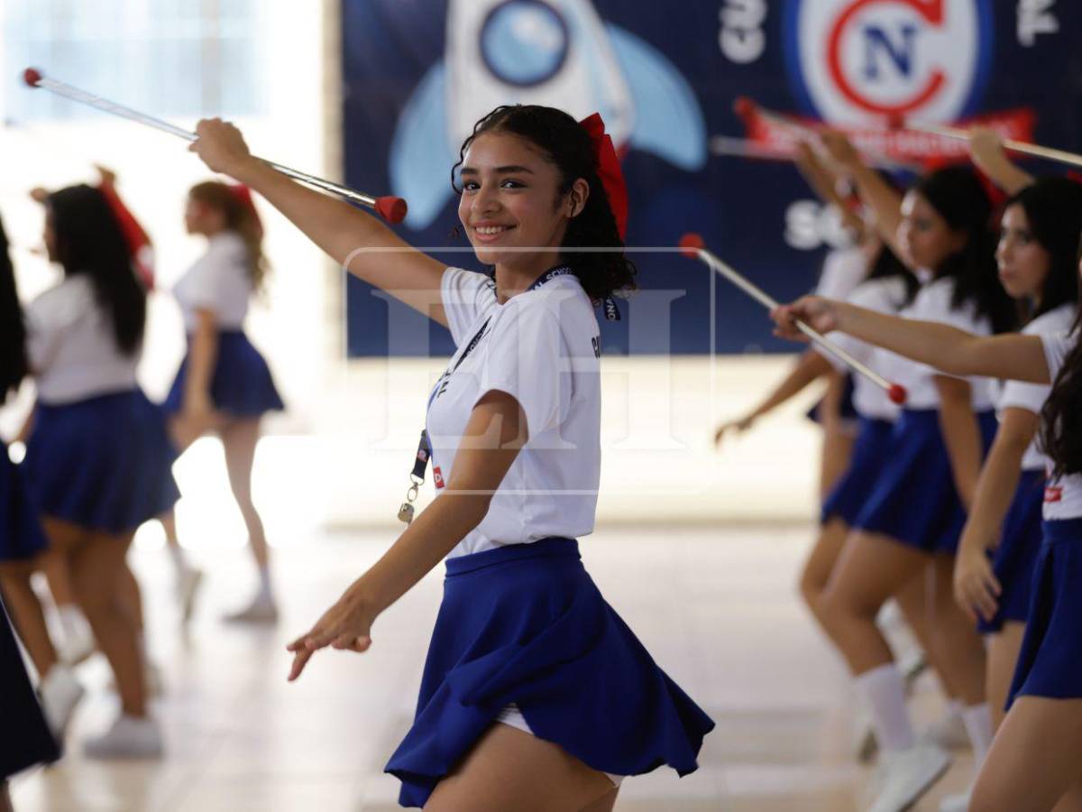 El 15 solo desfiló un ratito, recuerda maestra de Emily, palillona del Cultura Nacional