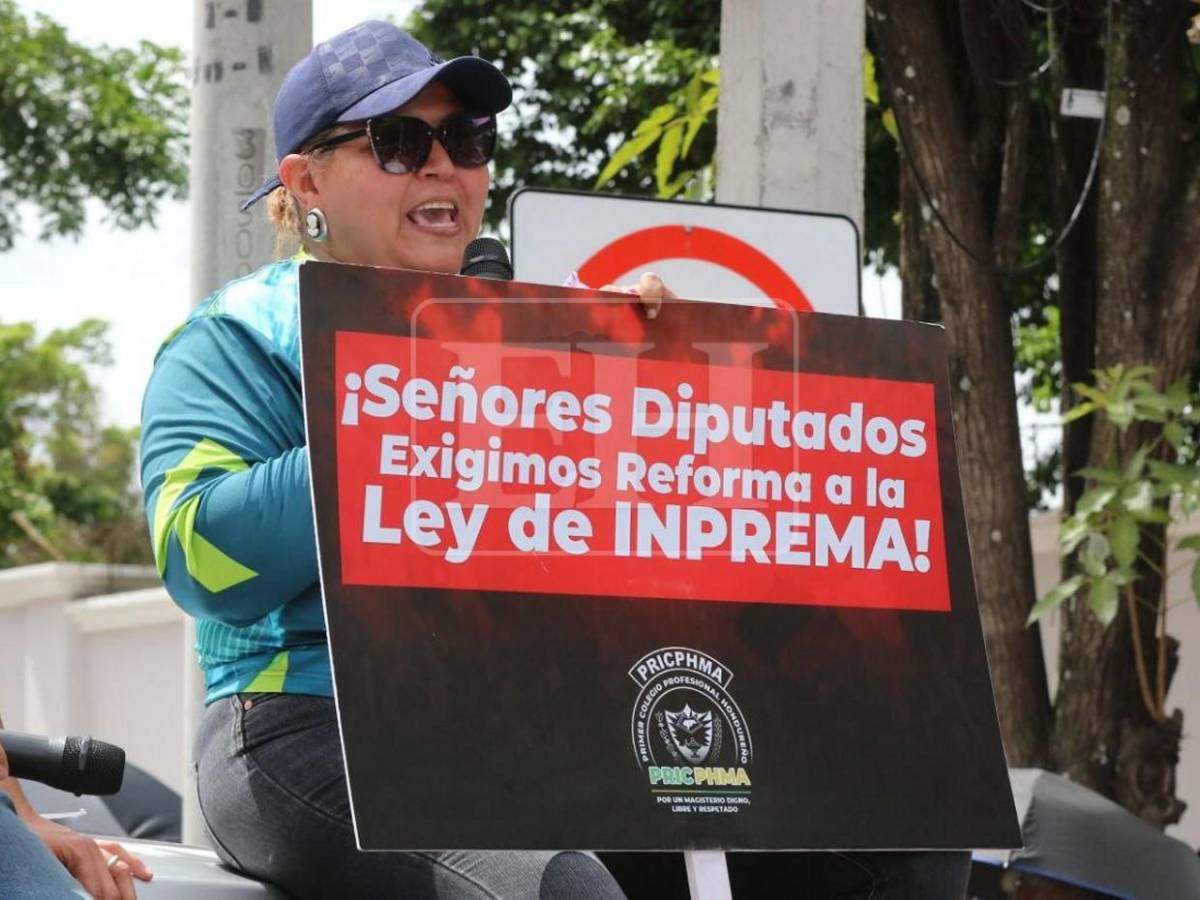 Si ya es ley, ¿Por qué no pagan?: el reclamo de docentes frente a Casa Presidencial