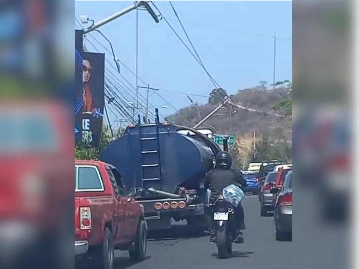 Varios postes del tendido eléctrico fueron derribados por el pesado vehículo que llevaba una carga de arena.