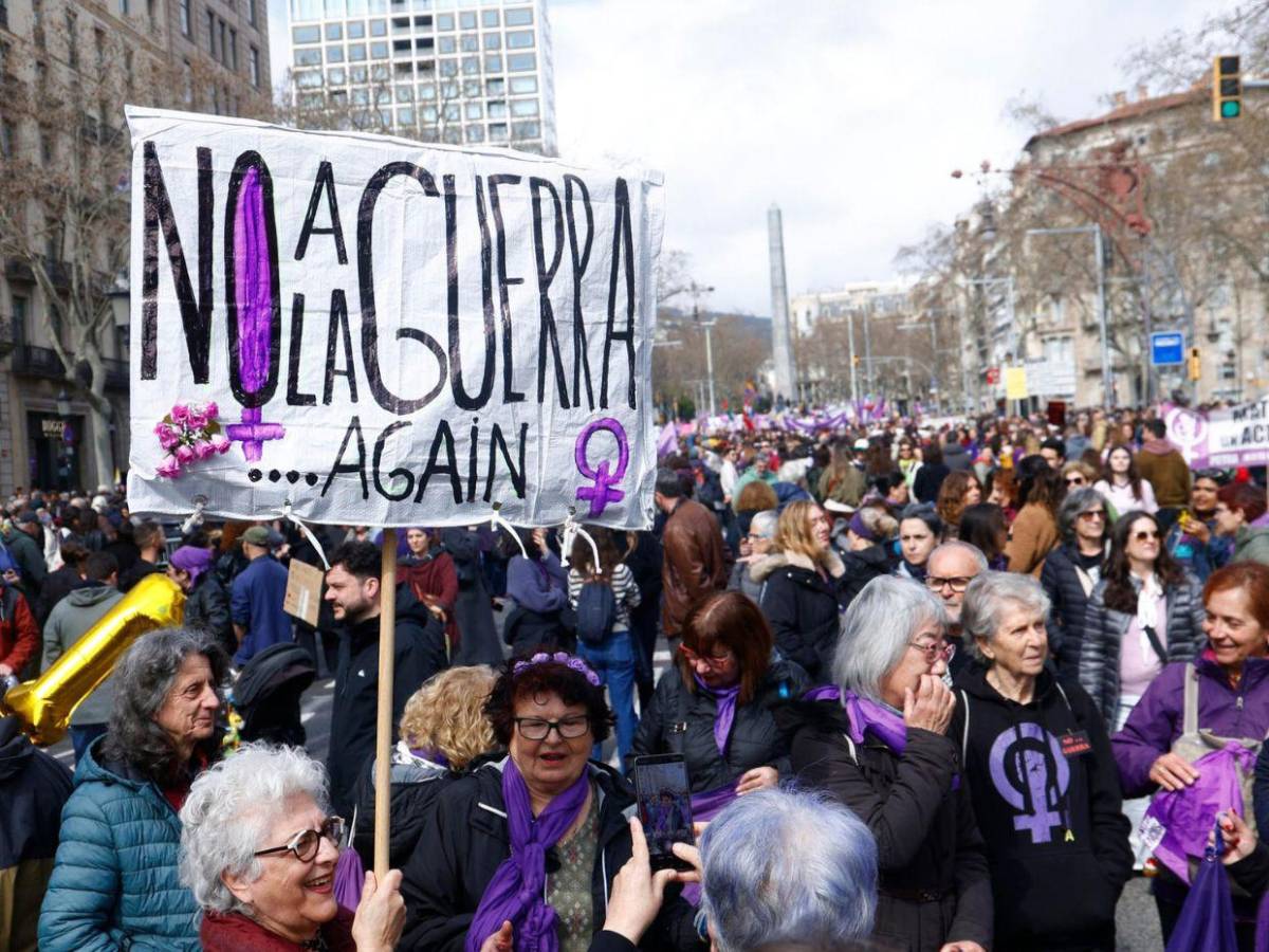 Las calles de Madrid se llenan de morado en multitudinaria marcha del 8M