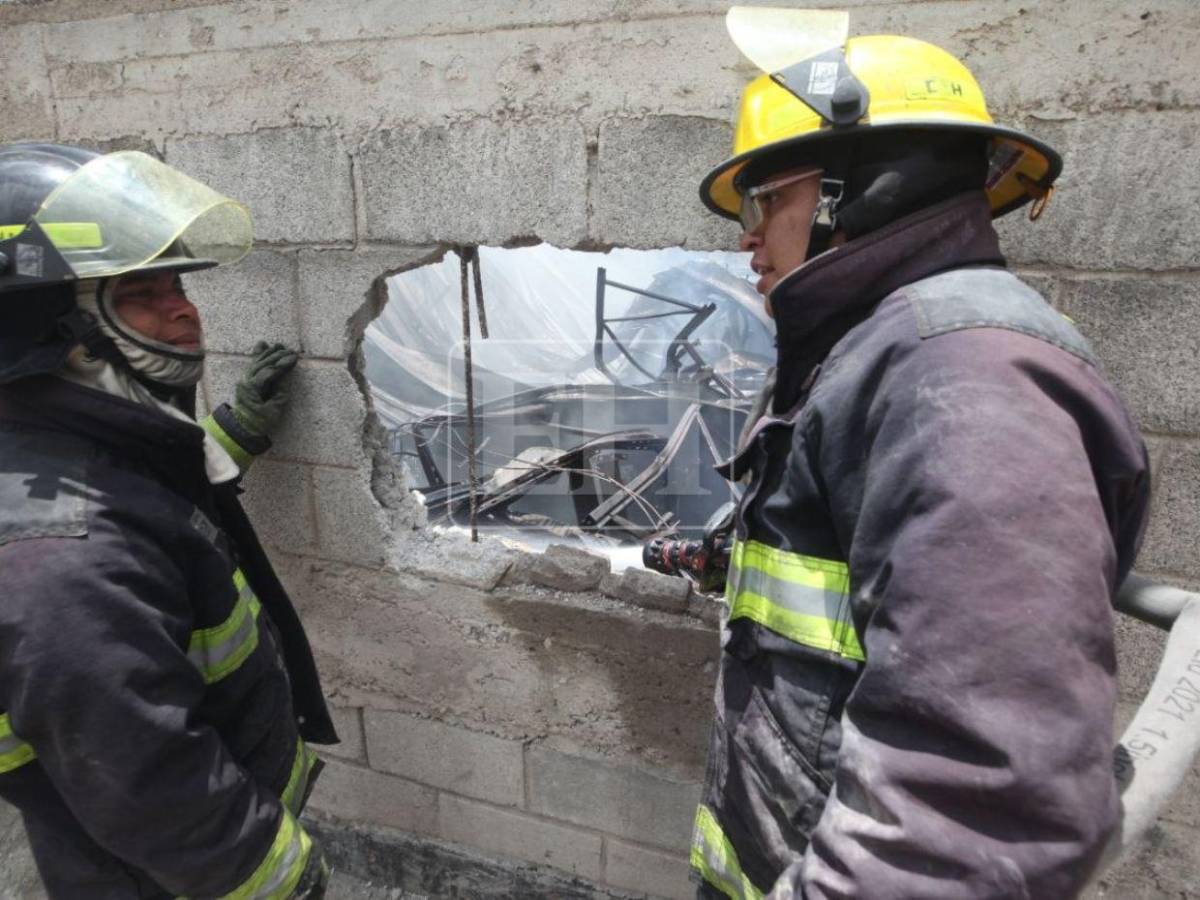Rompiendo paredes: bomberos siguen buscando a desaparecidos en bodega del anillo periférico